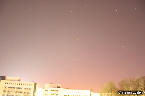 Nachtelijke hemel boven Eindhoven, Nederland